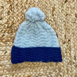 Cappellino grigio e blu bimbo con pon pon