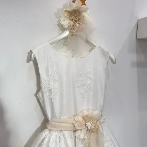 Abito in pizzo Mimilú per prima comunione con fermaglio