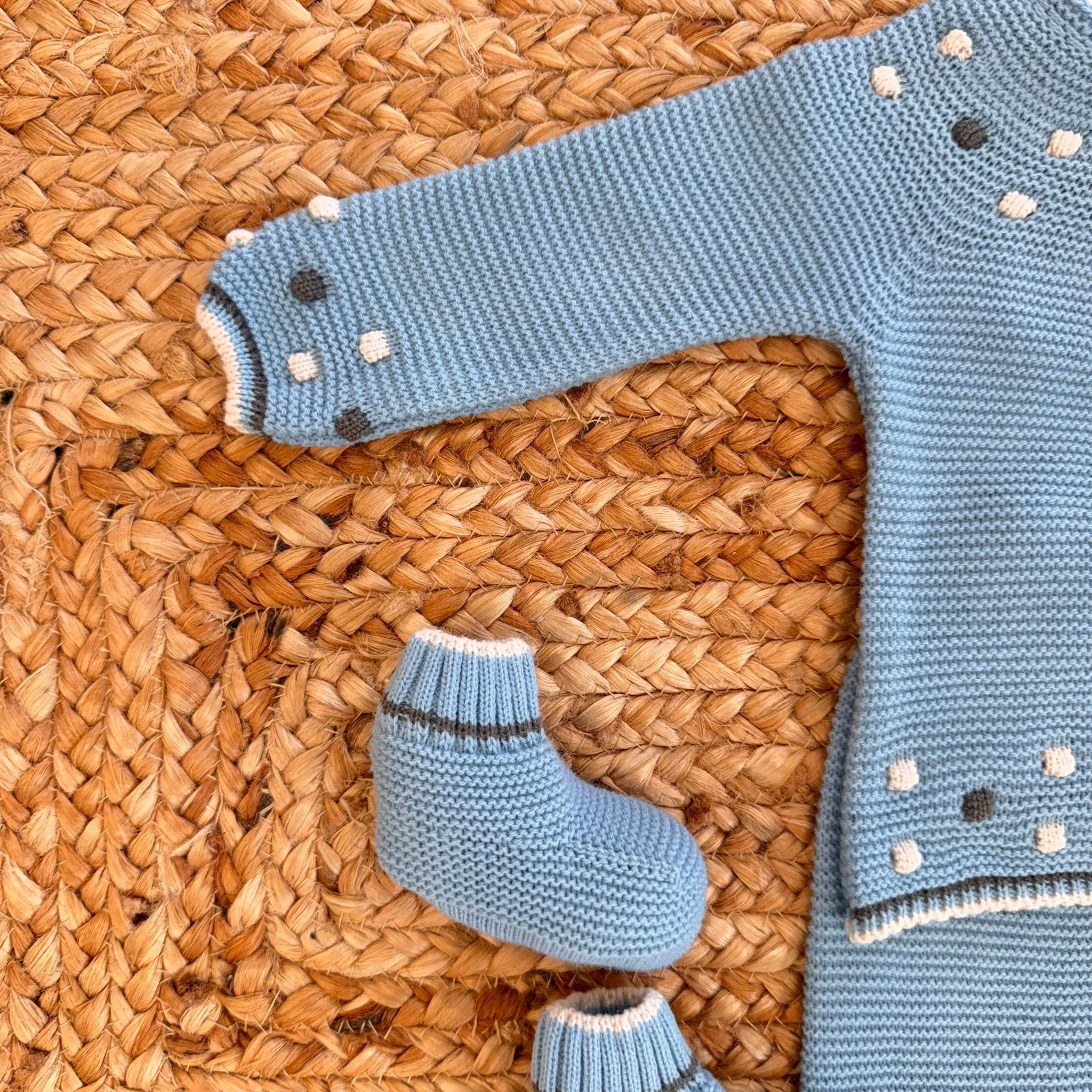 Coordinato azzurro nuvola neonato con cappellino e scarpine - immagine 3