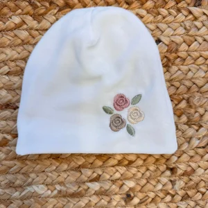Cappellino neonata in ciniglia con ricamo floreale