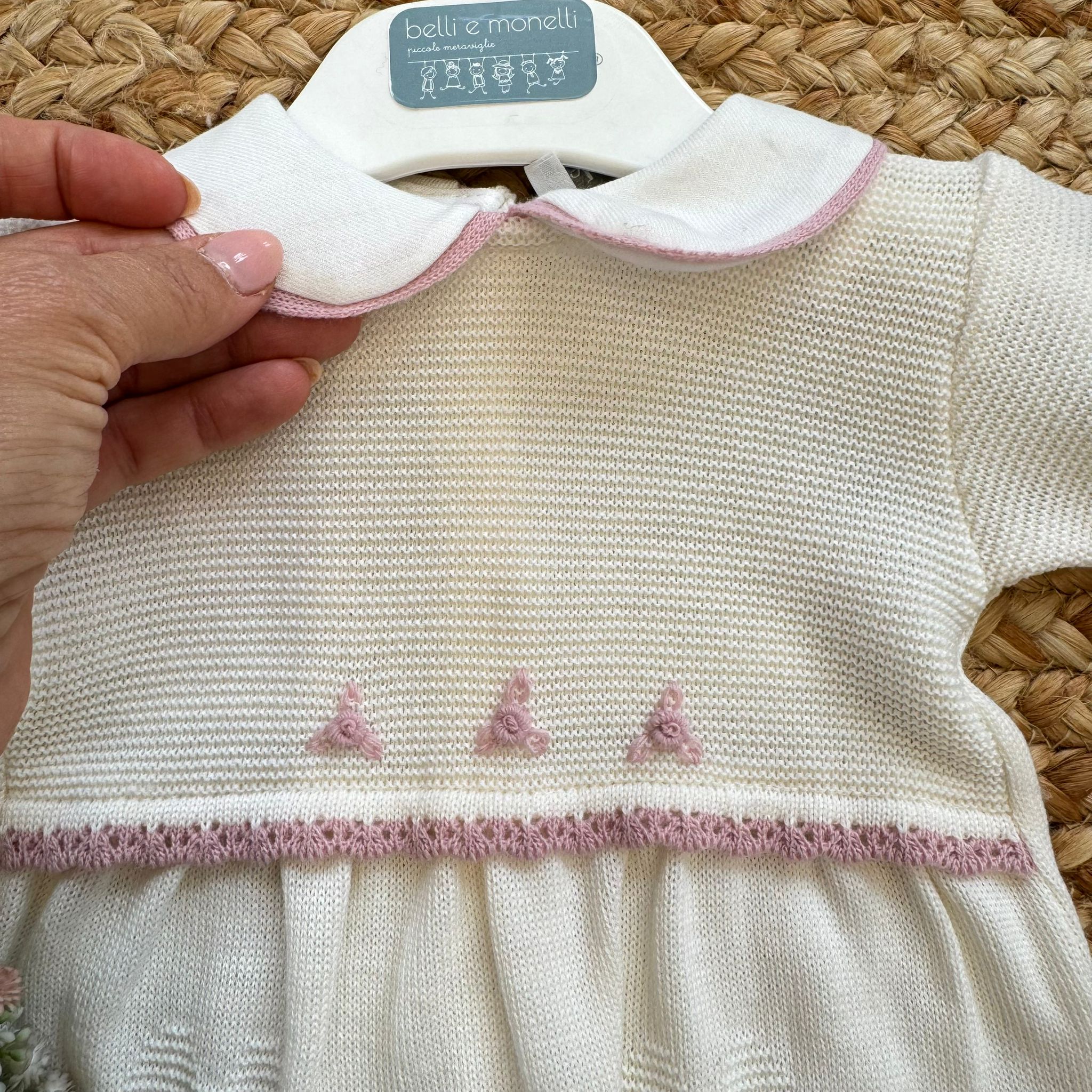 Tutina neonata panna e rosa con ricami - immagine 3