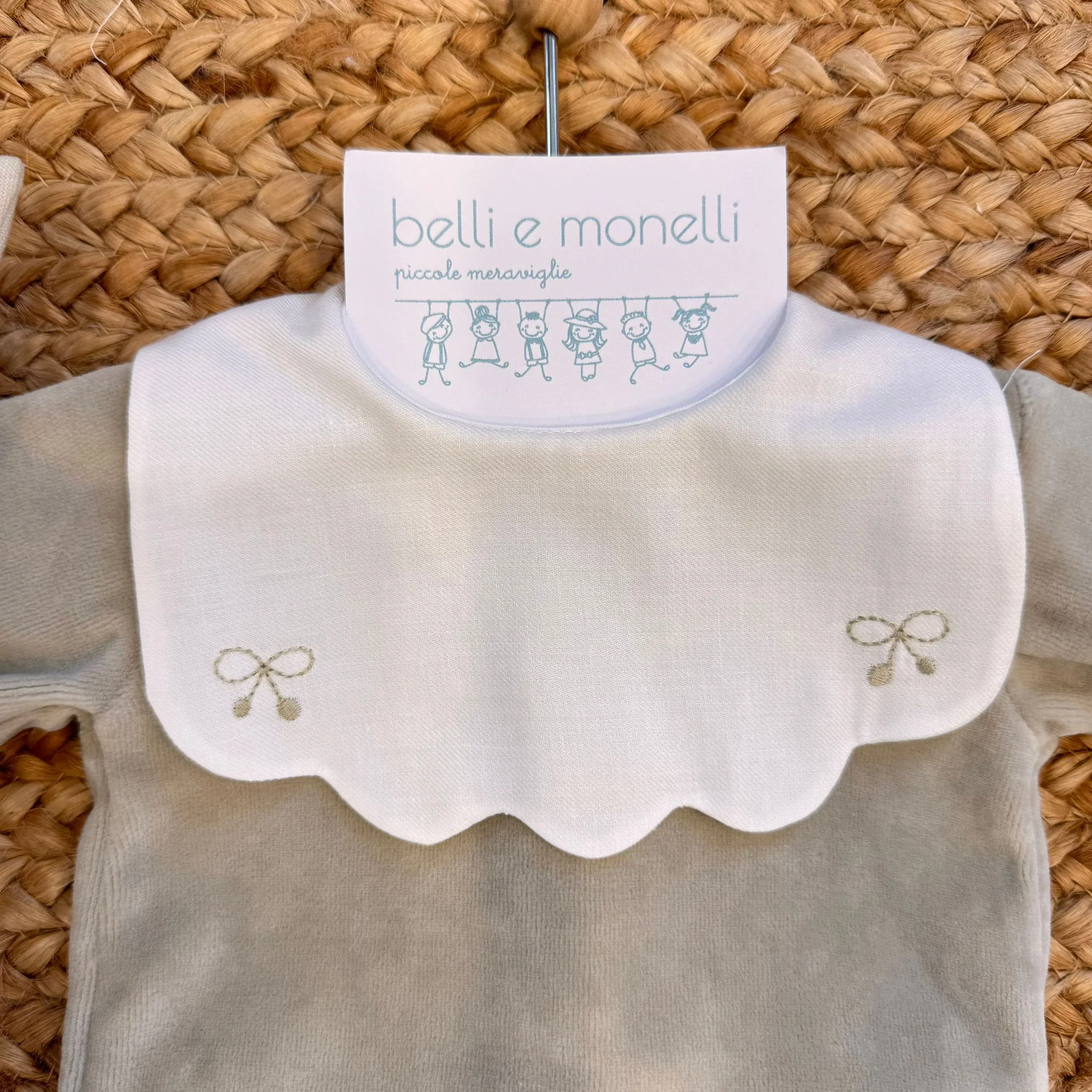 Tutina neonata ciniglia beige con colletto ricamato - immagine 3