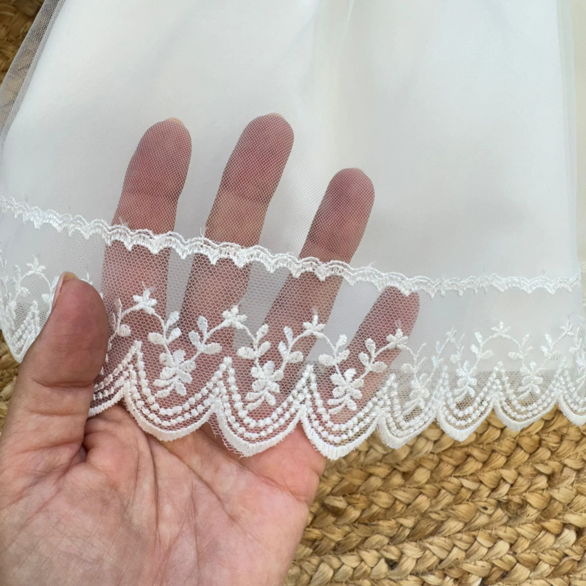 Abito battesimo bimba in raso e velluto con fiori - immagine 3