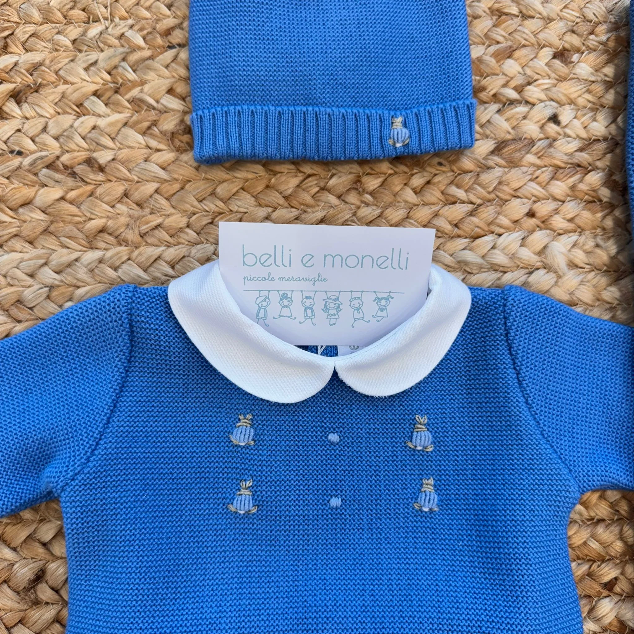 Uscita clinica neonato in pura lana blu royal con coniglietti ricamati a mano - immagine 3