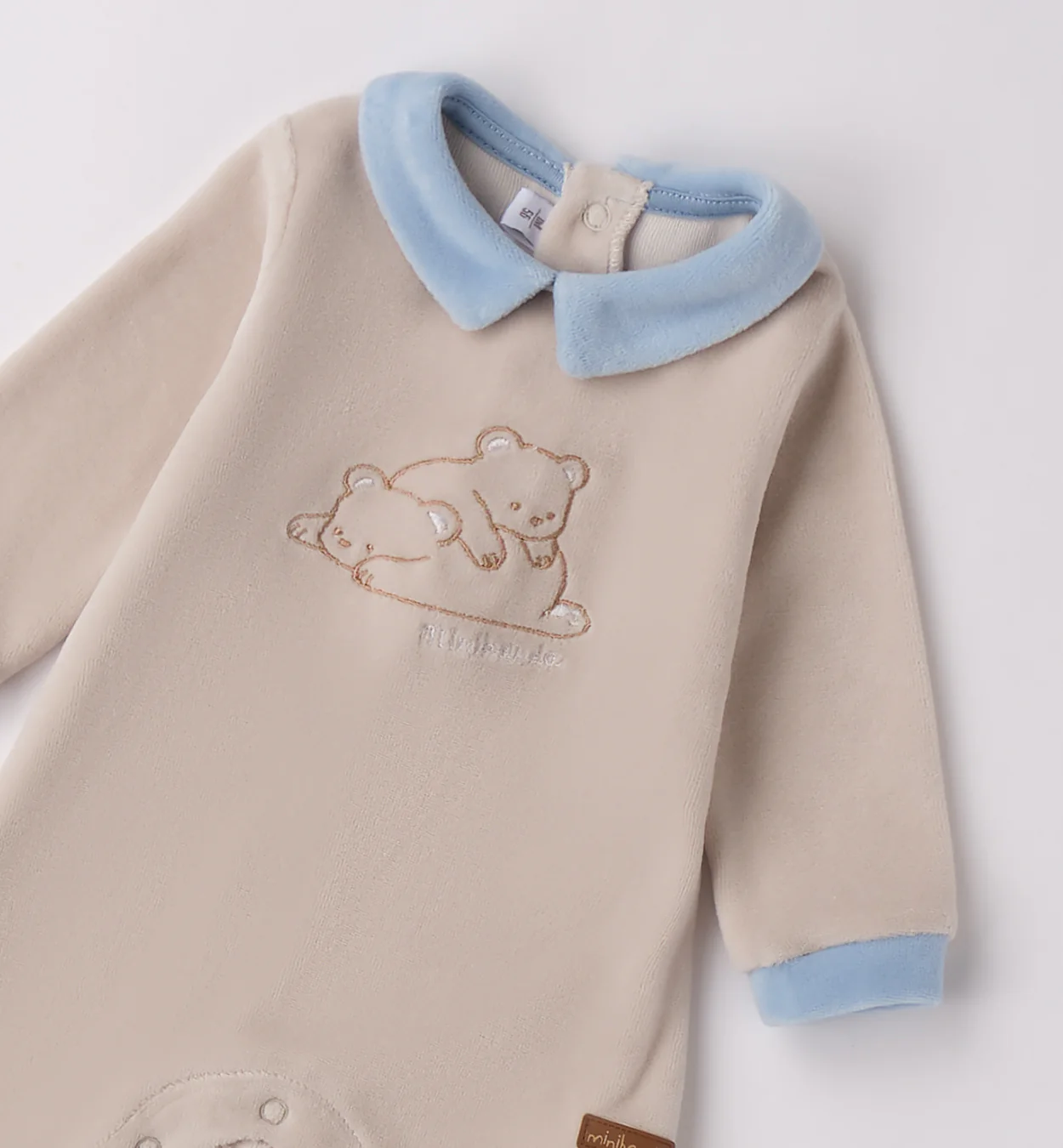 Tutina neonato ciniglia beige e celeste con orsetti ricamati - immagine 3