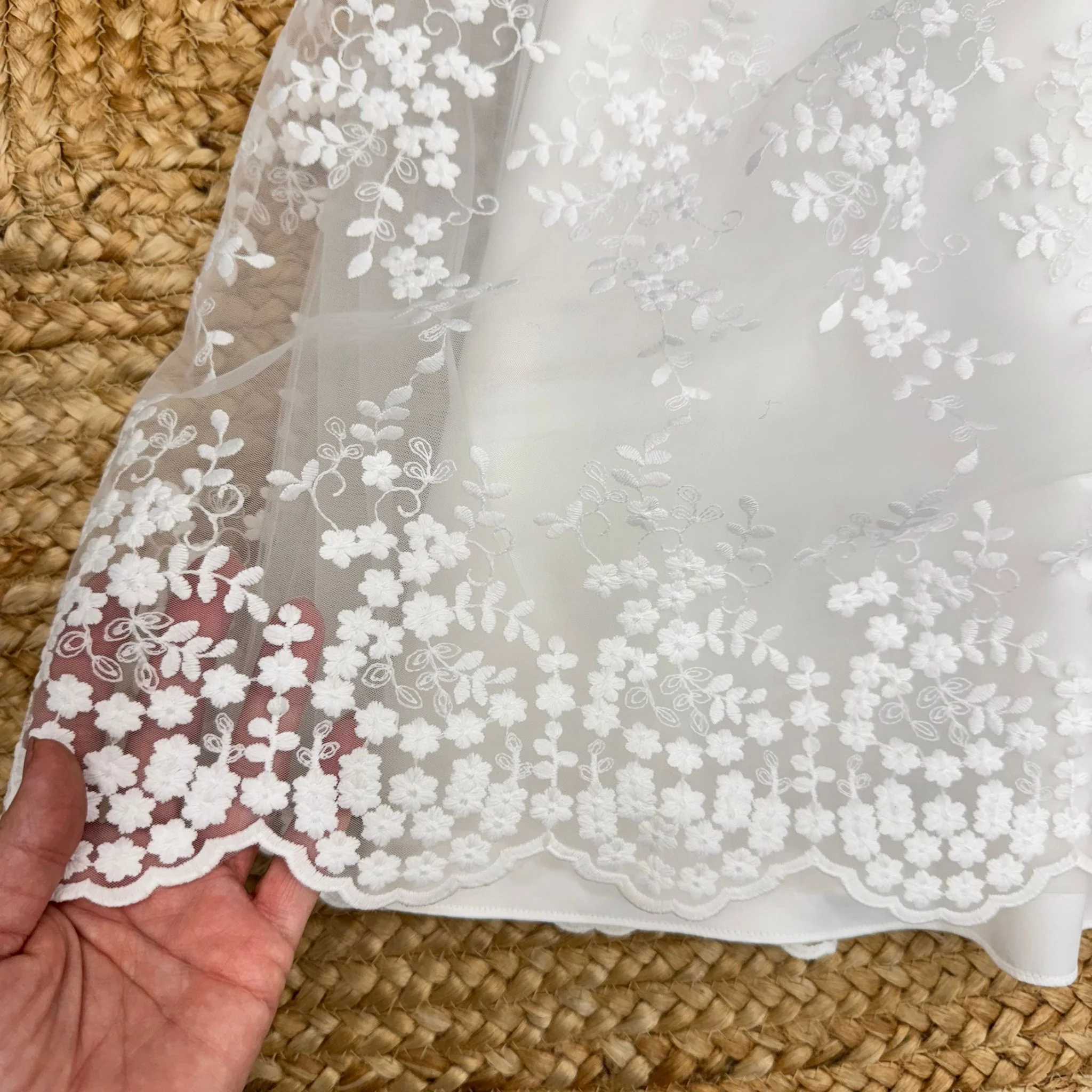 Abito da prima comunione in tulle ricamato - immagine 3