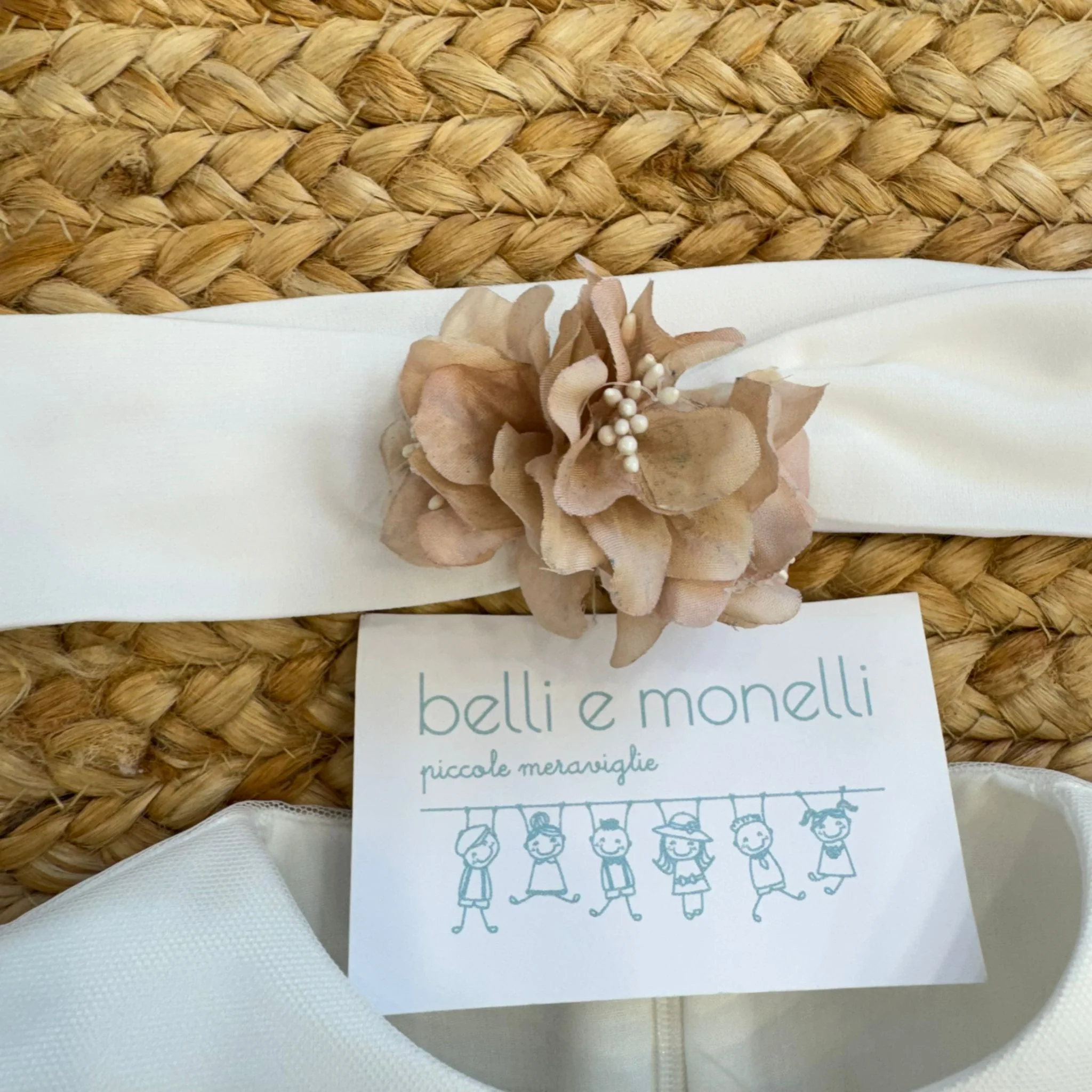 Abito battesimo bimba manica lunga con fascia e fiori - immagine 6