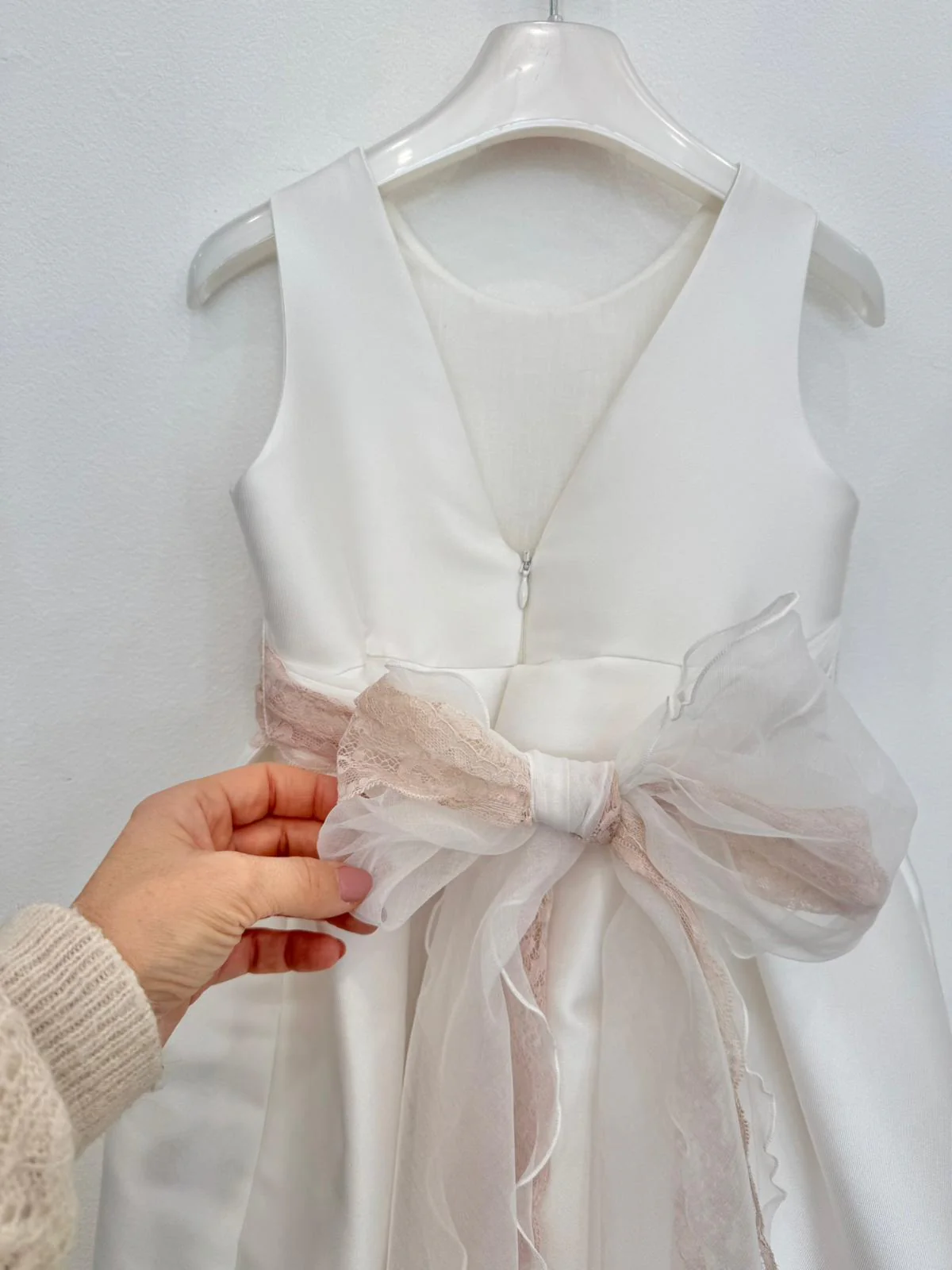 Abito damigella in mikado con fascia floreale cipria - immagine 4