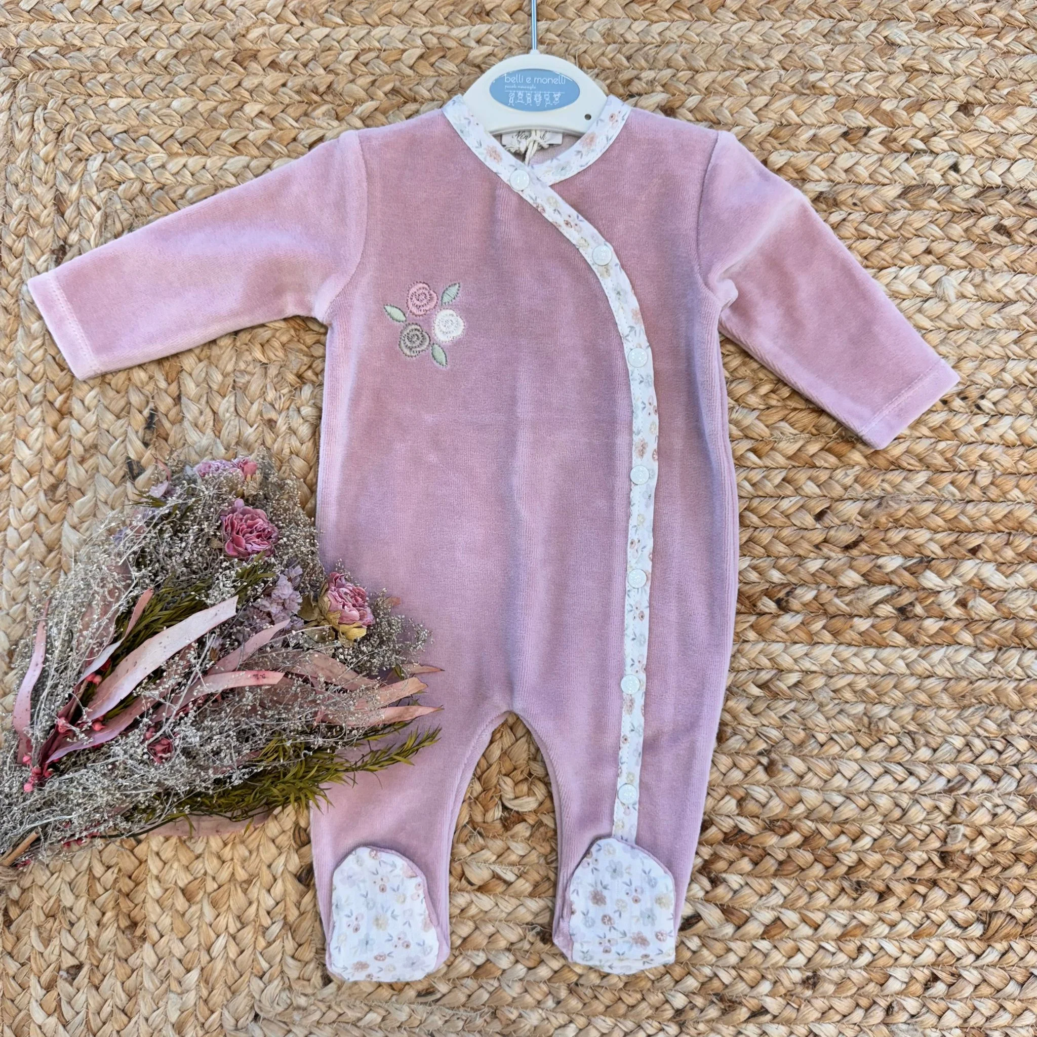 Tutina neonata ciniglia rosa con fiori ricamati - immagine 2