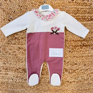 Tutina neonata in caldo cotone malva con colletto volant e fiocco