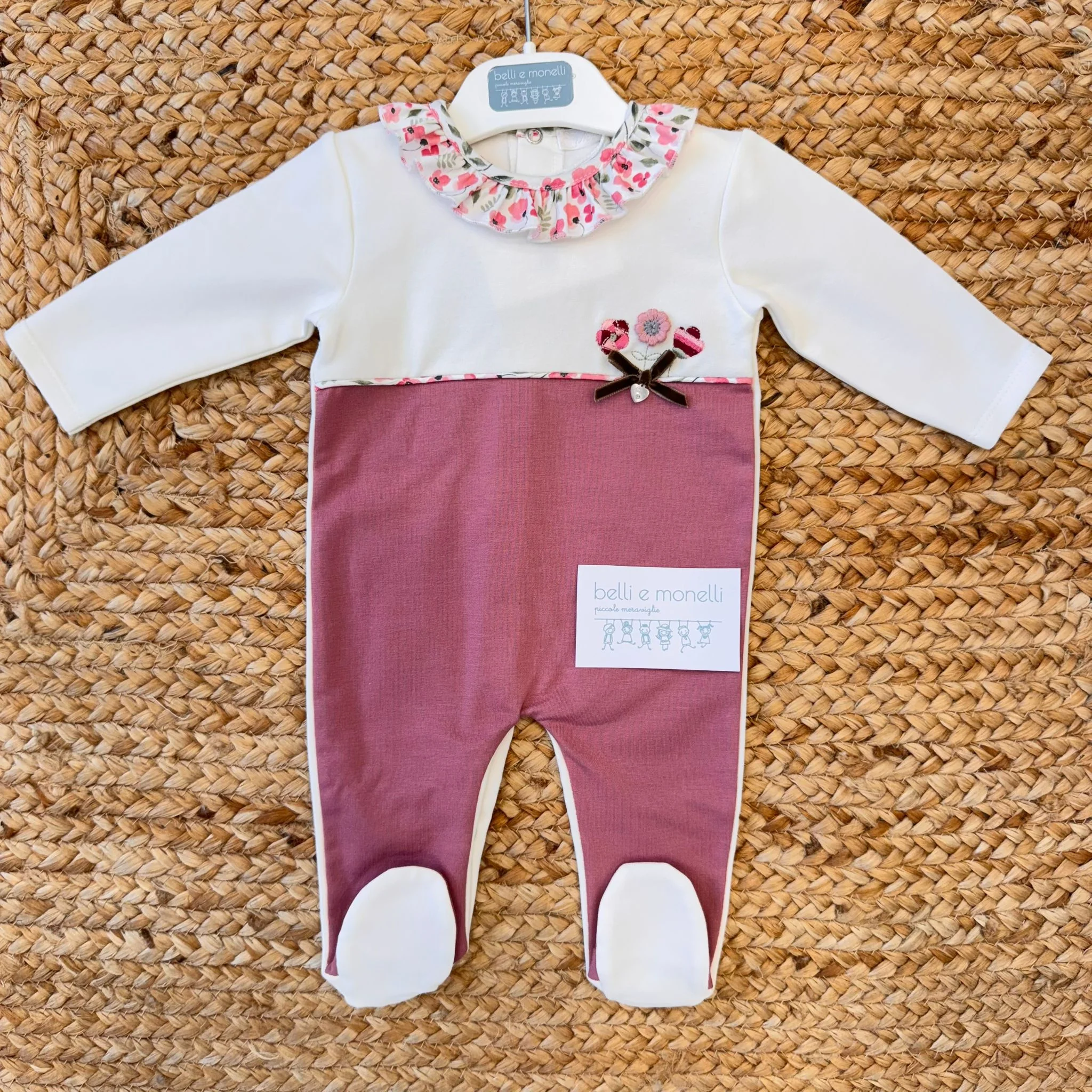 Tutina neonata in caldo cotone malva con colletto volant e fiocco