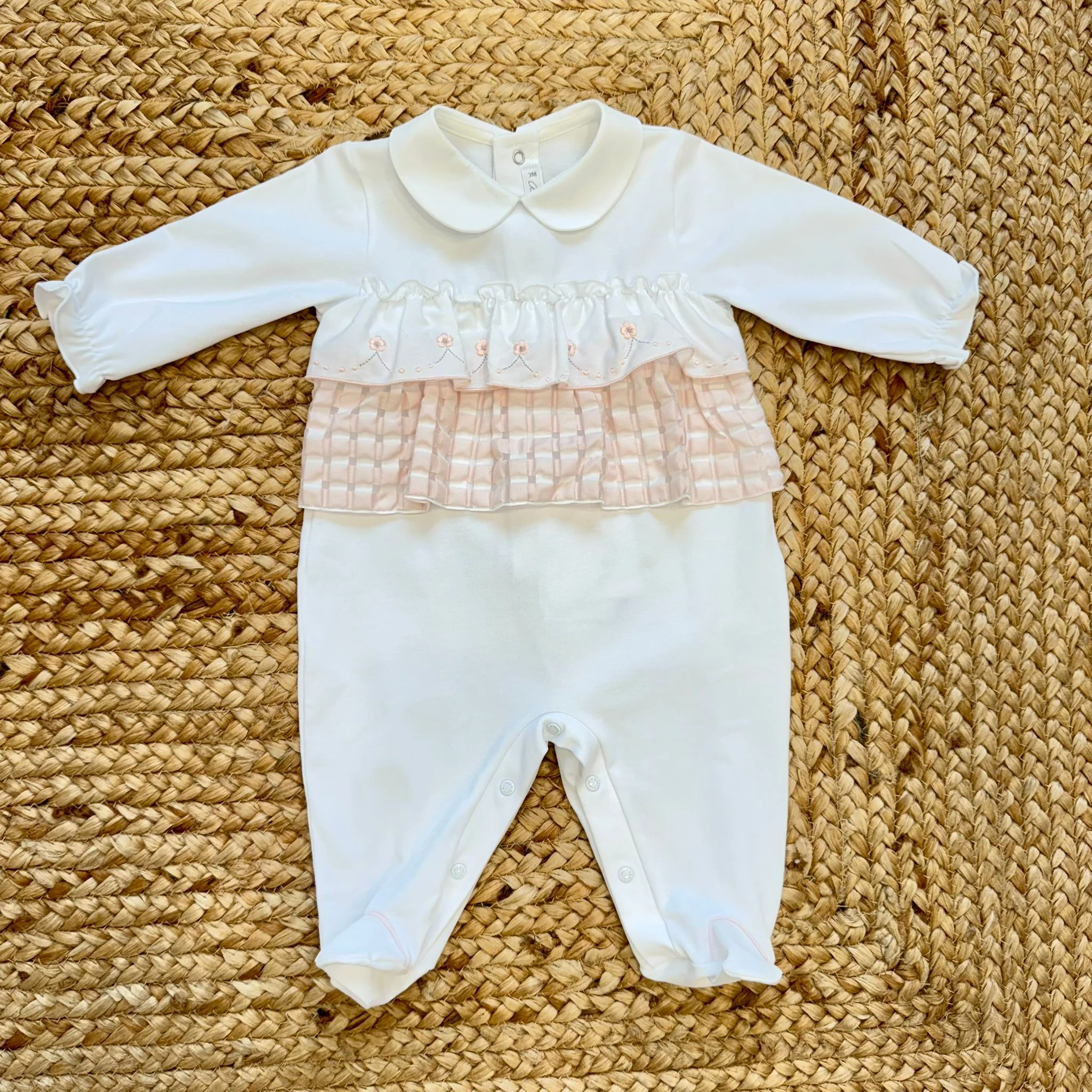 Tutina primaverile con colletto e balza ricamata - immagine 2