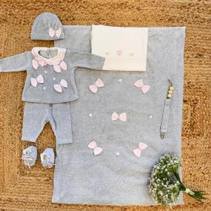 Uscita clinica ciniglia rosa e grigia con fiocchi e roselline ricamate