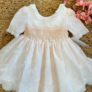 ABITO ROSA DELICATO CON RICAMI E MANICHE CORTE