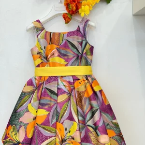 Abito con cintura gialla