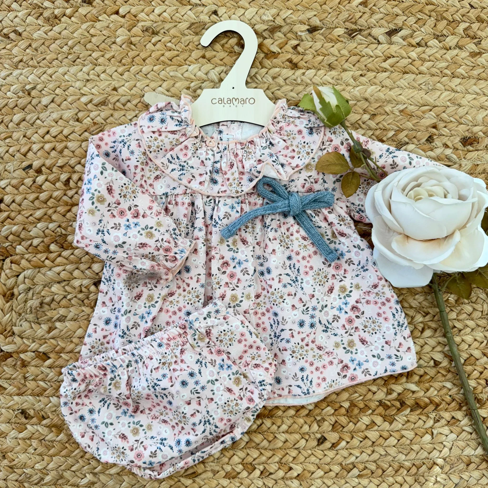 Abitino floreale con fiocco azzurro - immagine 2