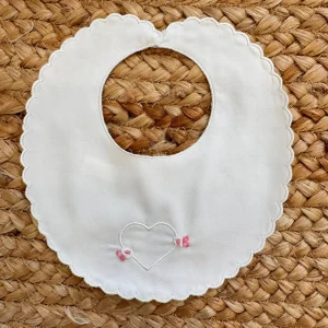 Bavaglino neonata con cuore e fiocchetti ricamati