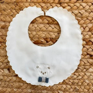 Bavaglino neonato con orsetto e fiocco ricamato