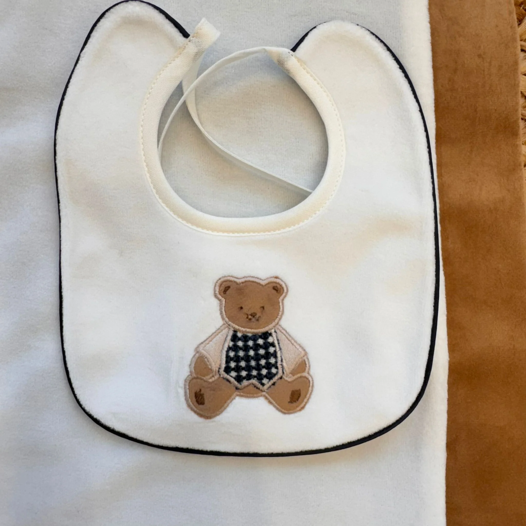 Set nascita neonato in ciniglia con orsetto beige e panna - immagine 8