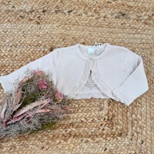 Cardigan neonata beige in cotone con cuore traforato