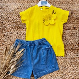 COMPLETO BAMBINA T-SHIRT GIALLA CON FIORE E SHORTS JEANS