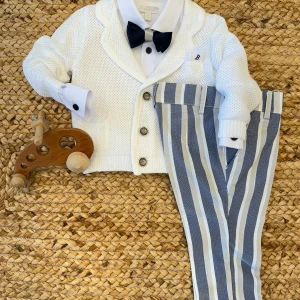 COMPLETO BATTESIMO BIMBO – CARDIGAN BIANCO E PANTALONI A RIGHE BLU