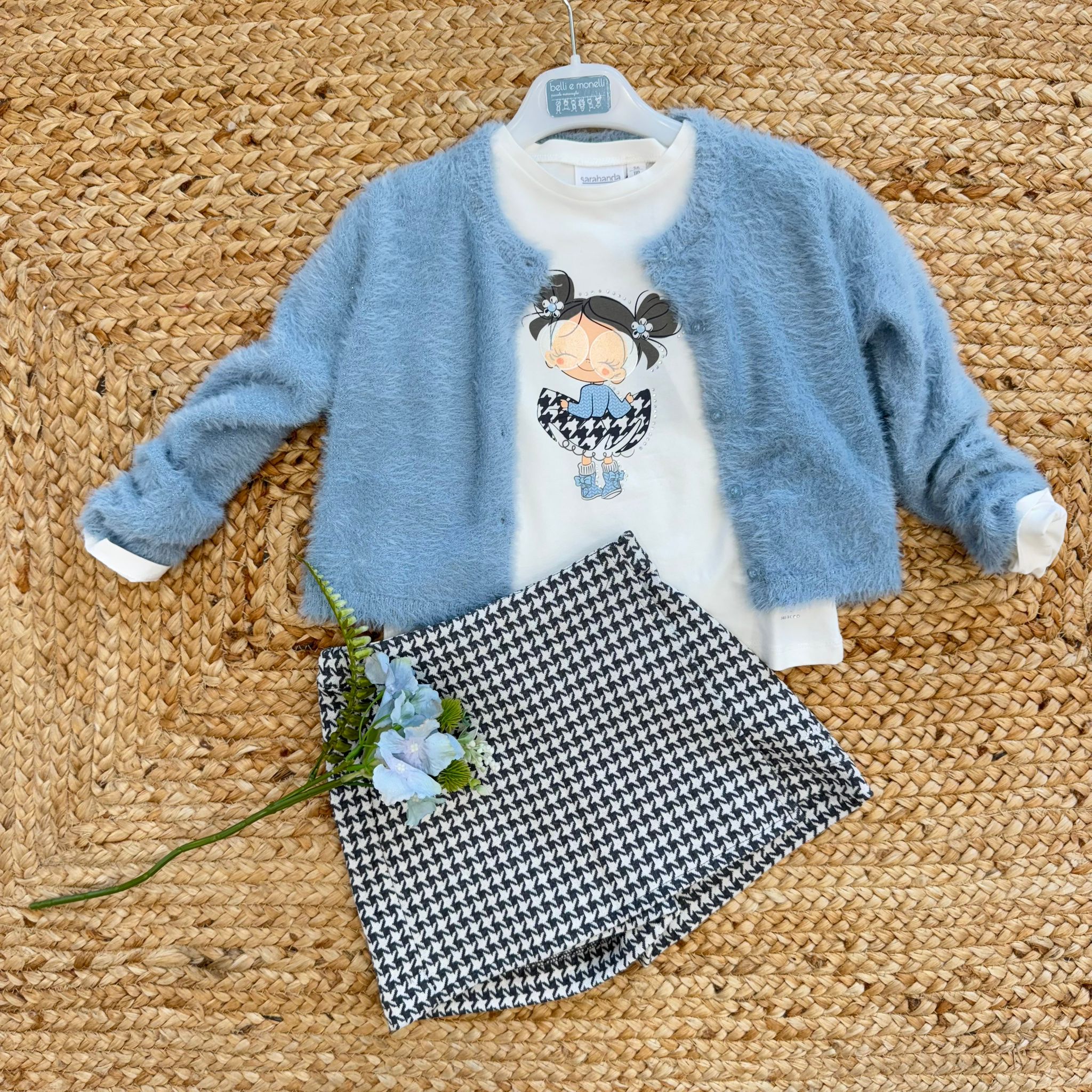 Completo bambina cardigan azzurro e gonna pied de poule - immagine 2