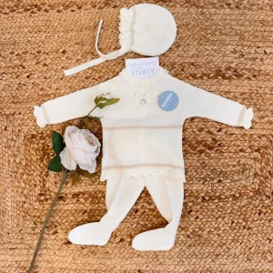 Completo panna neonata con cuffietta, fiocco e dettagli lavorati