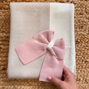 COPERTINA NEONATA IN MAGLIA ROSA E PANNA CON FIOCCO