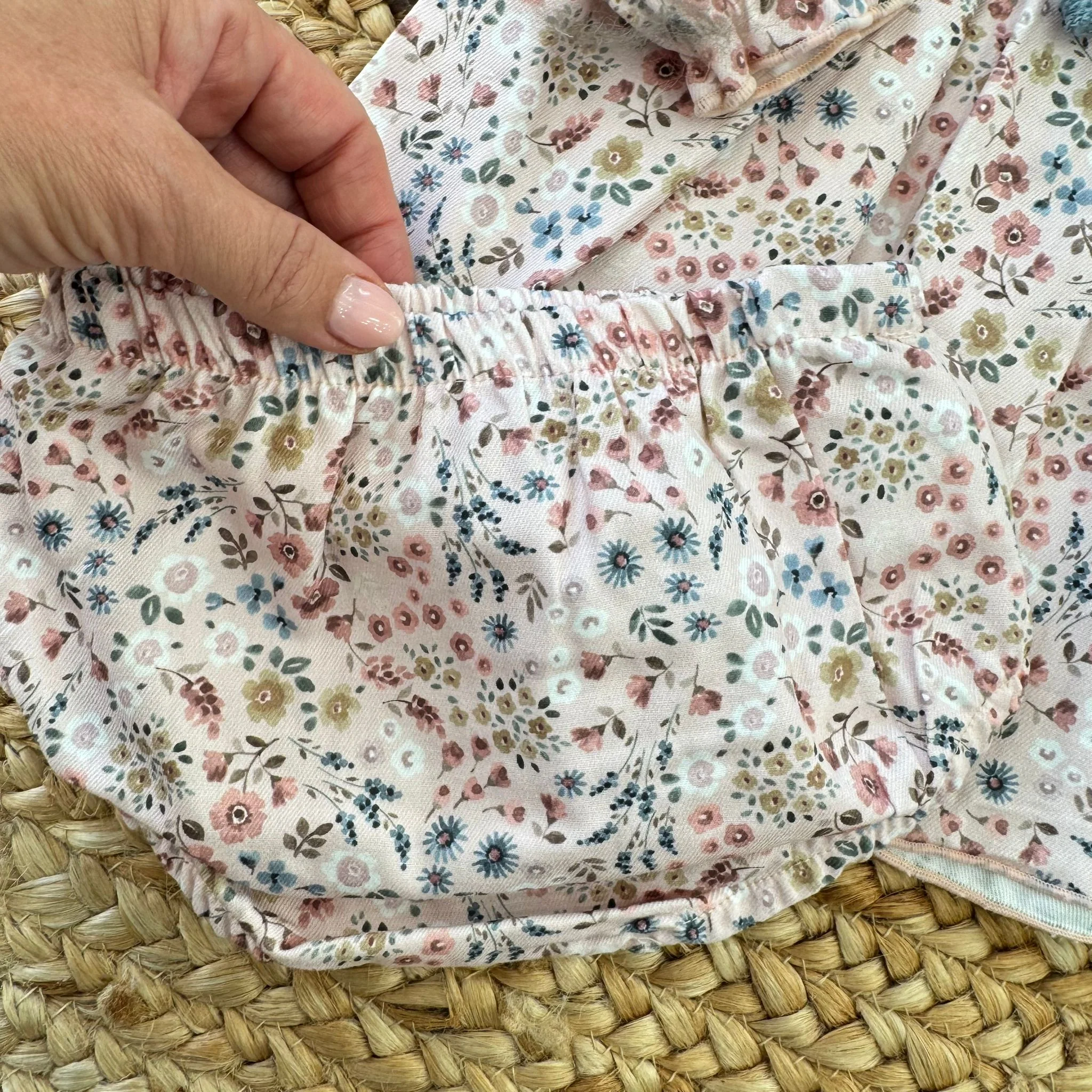 Abitino floreale con fiocco azzurro - immagine 4