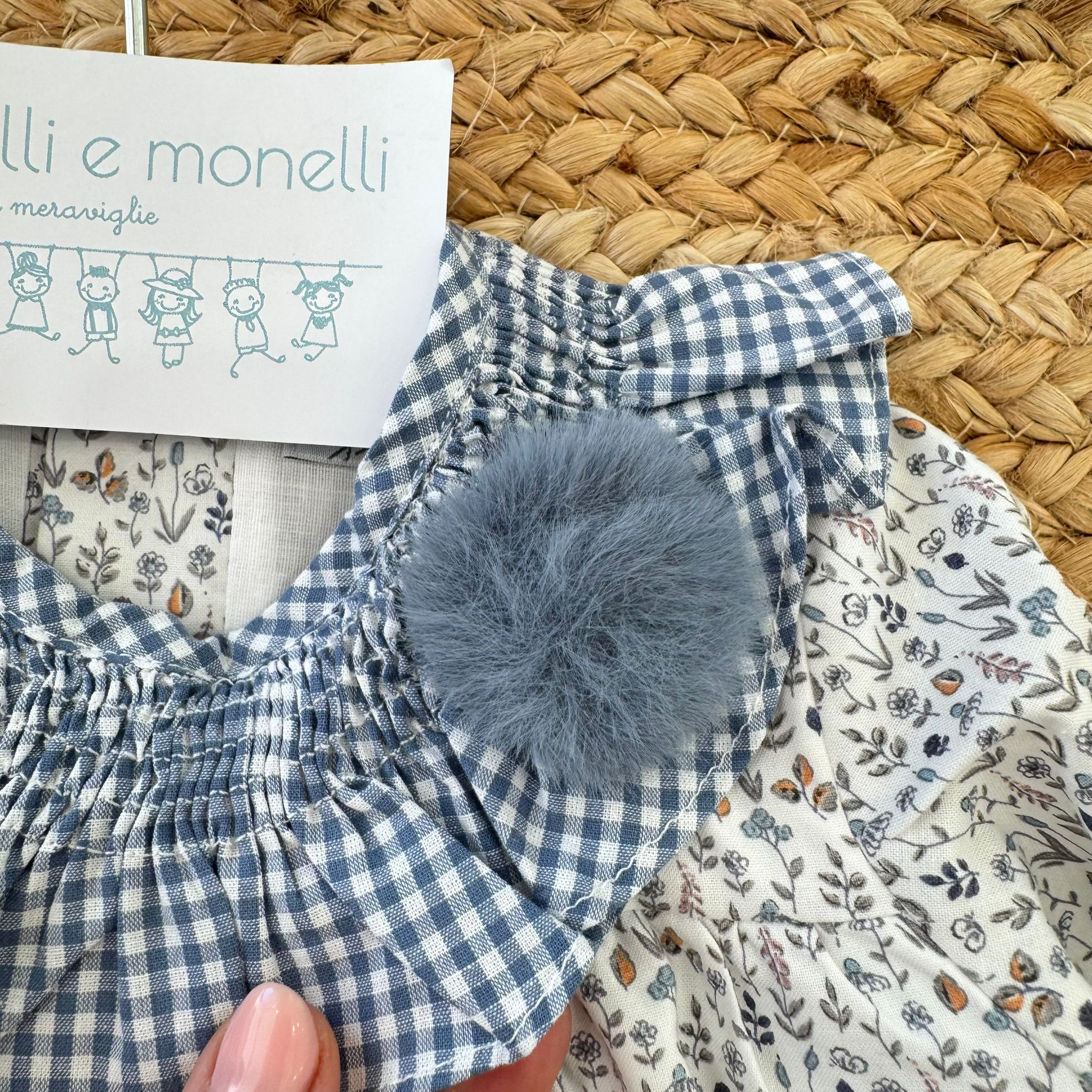 Abitino floreale con colletto vichy azzurro polvere - immagine 3