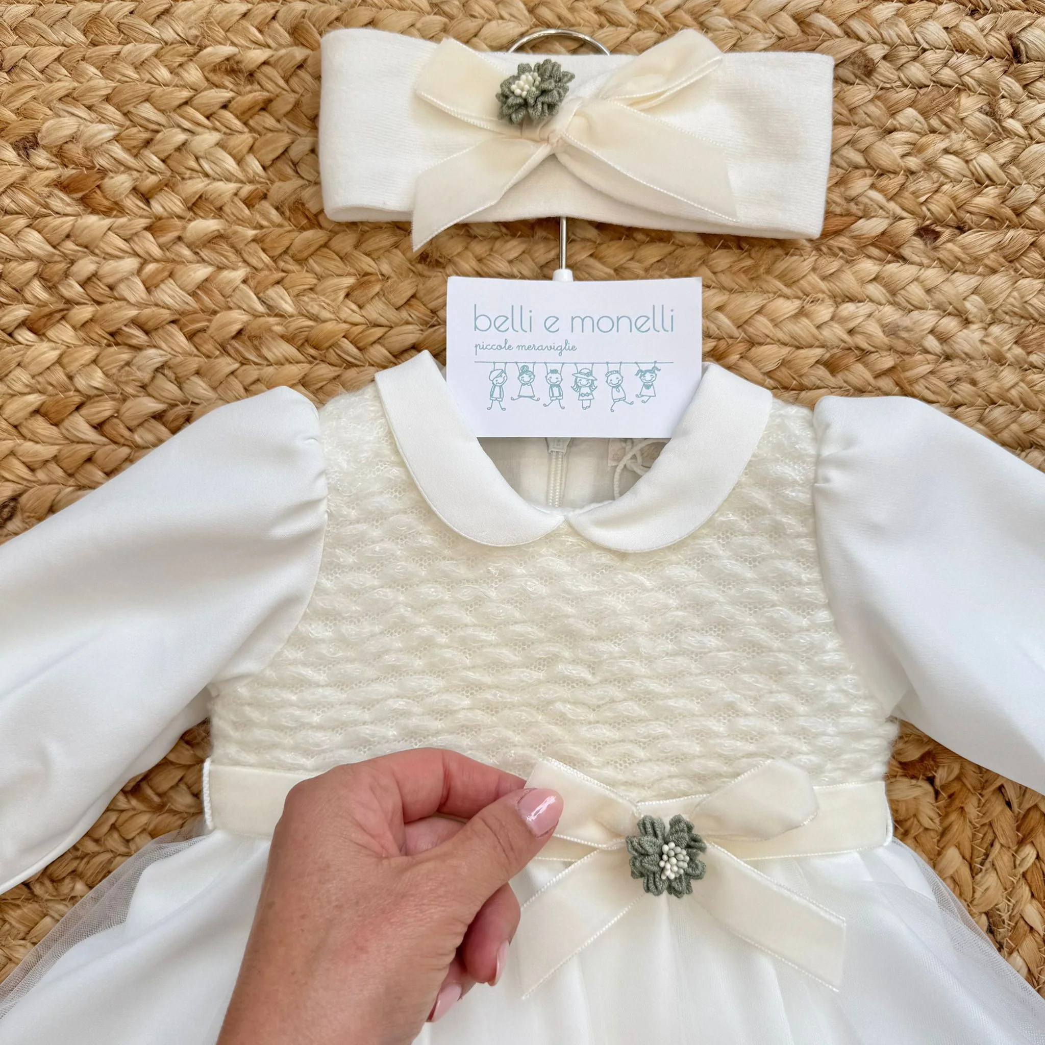 Abito battesimo bambina panna con fiore verde salvia - immagine 3