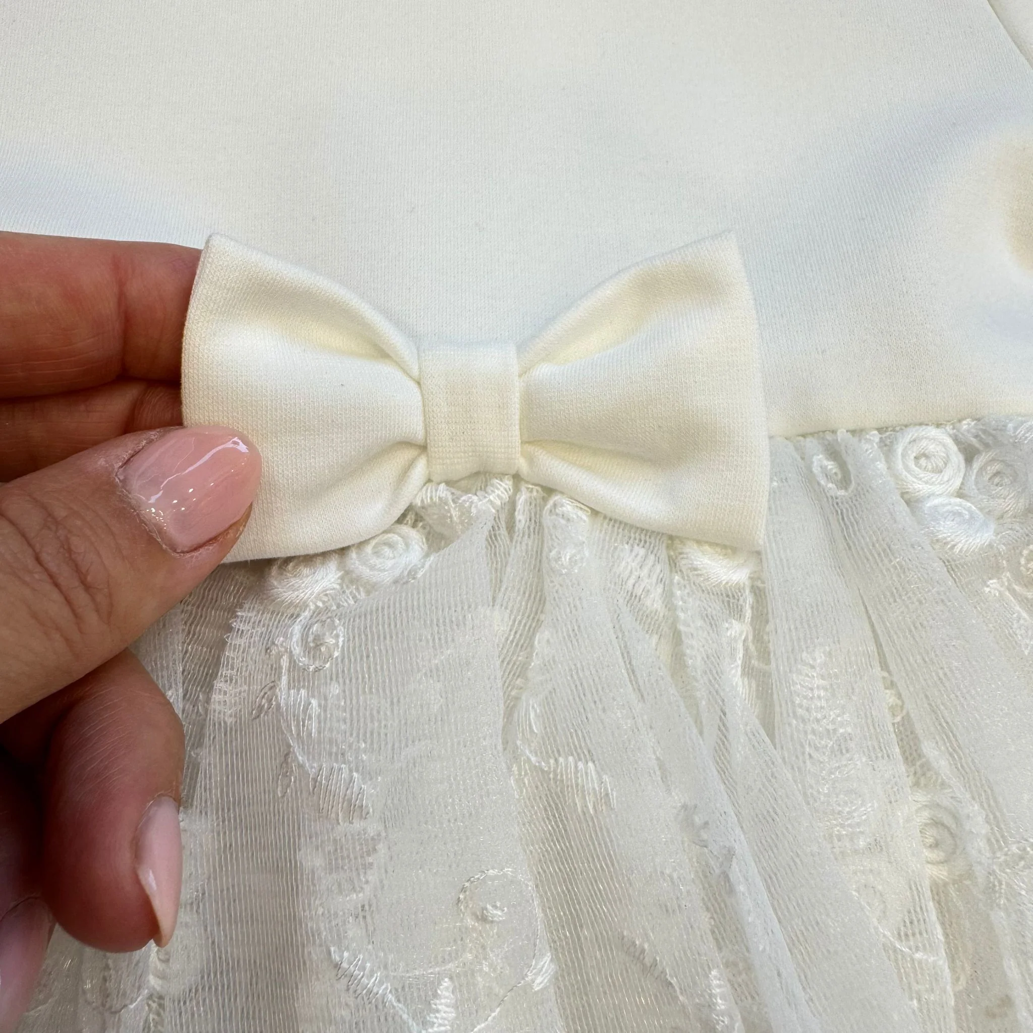 Abito battesimo bimba con ricami e fiocco - immagine 3