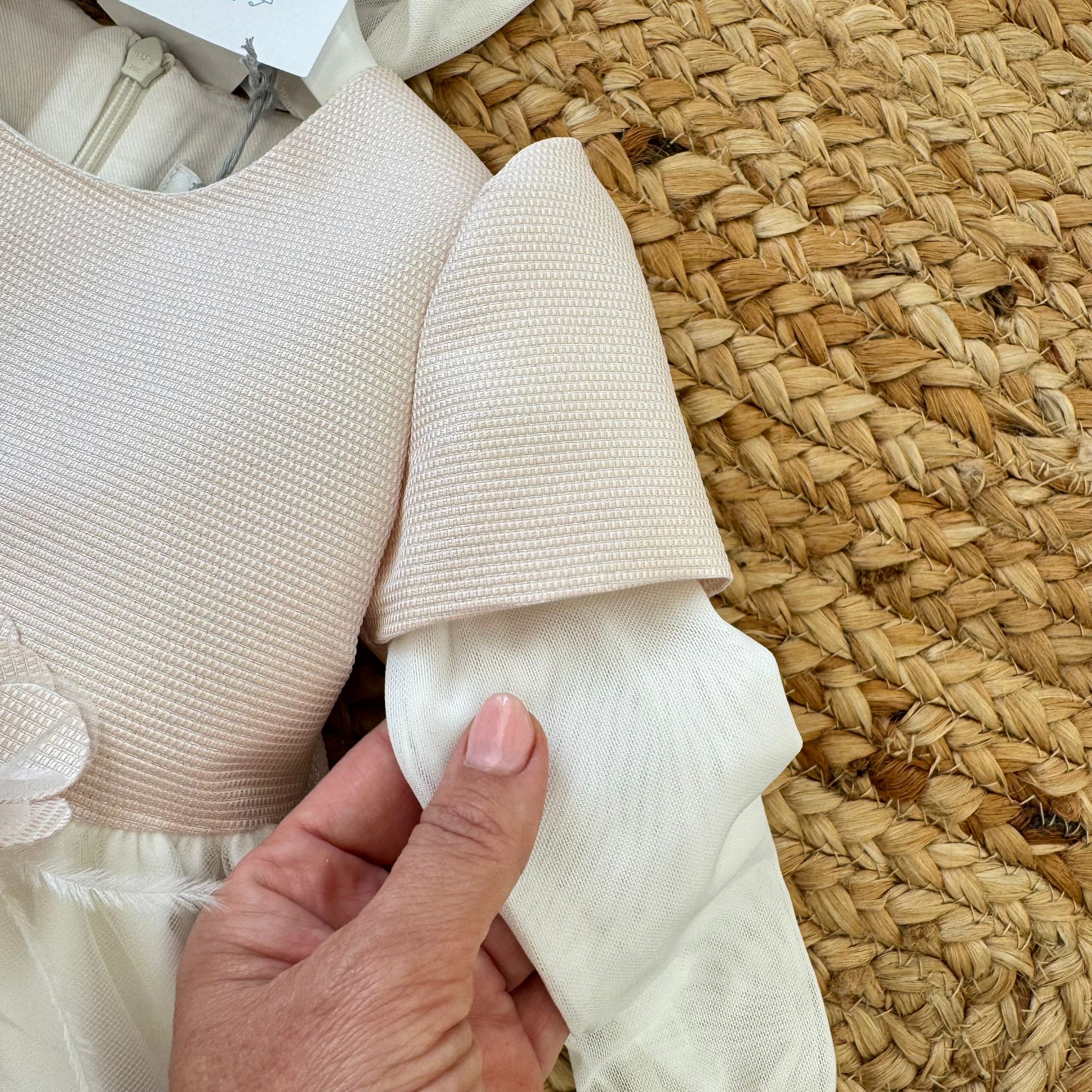 Abito battesimo bimba con fiori e piume in tulle panna e rosa cipria - immagine 6