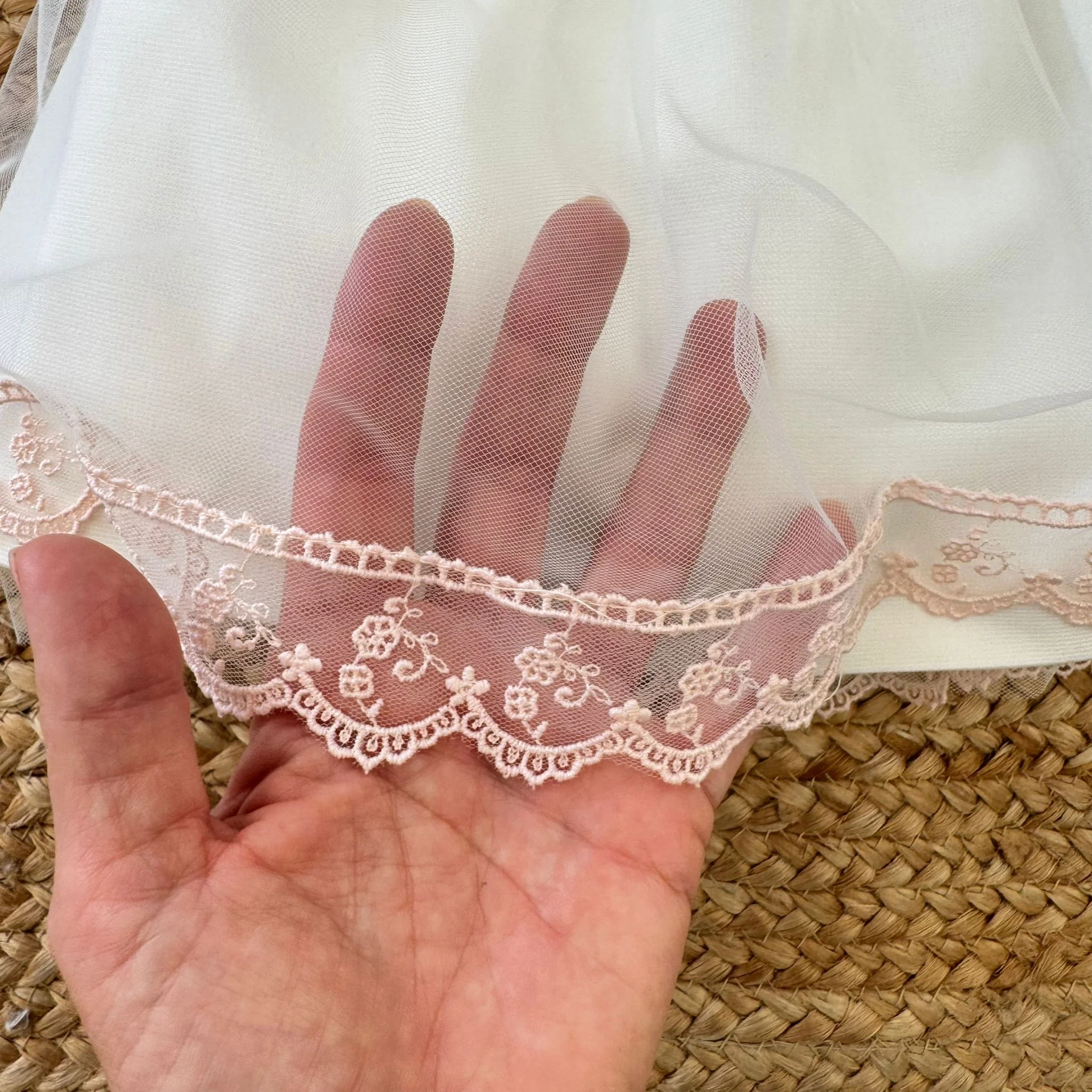 Abito battesimo bimba con fiore e piume in tulle panna e pizzo rosa cipria - immagine 3