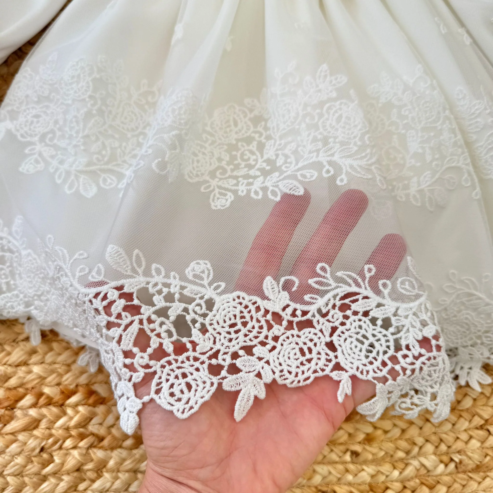 Abito battesimo bimba bianco con fiocco e ricamo in macramè - immagine 3