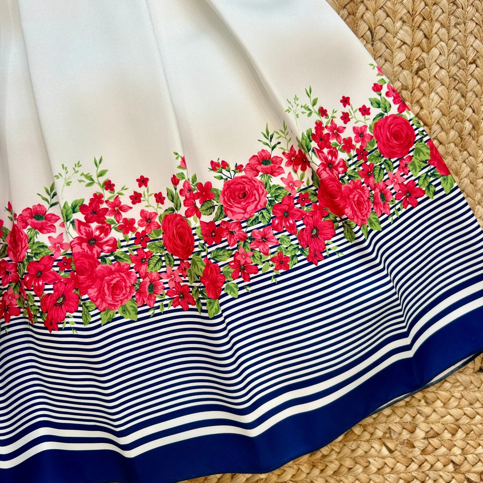 Abito bimba elegante con rose e cintura fucsia - immagine 3