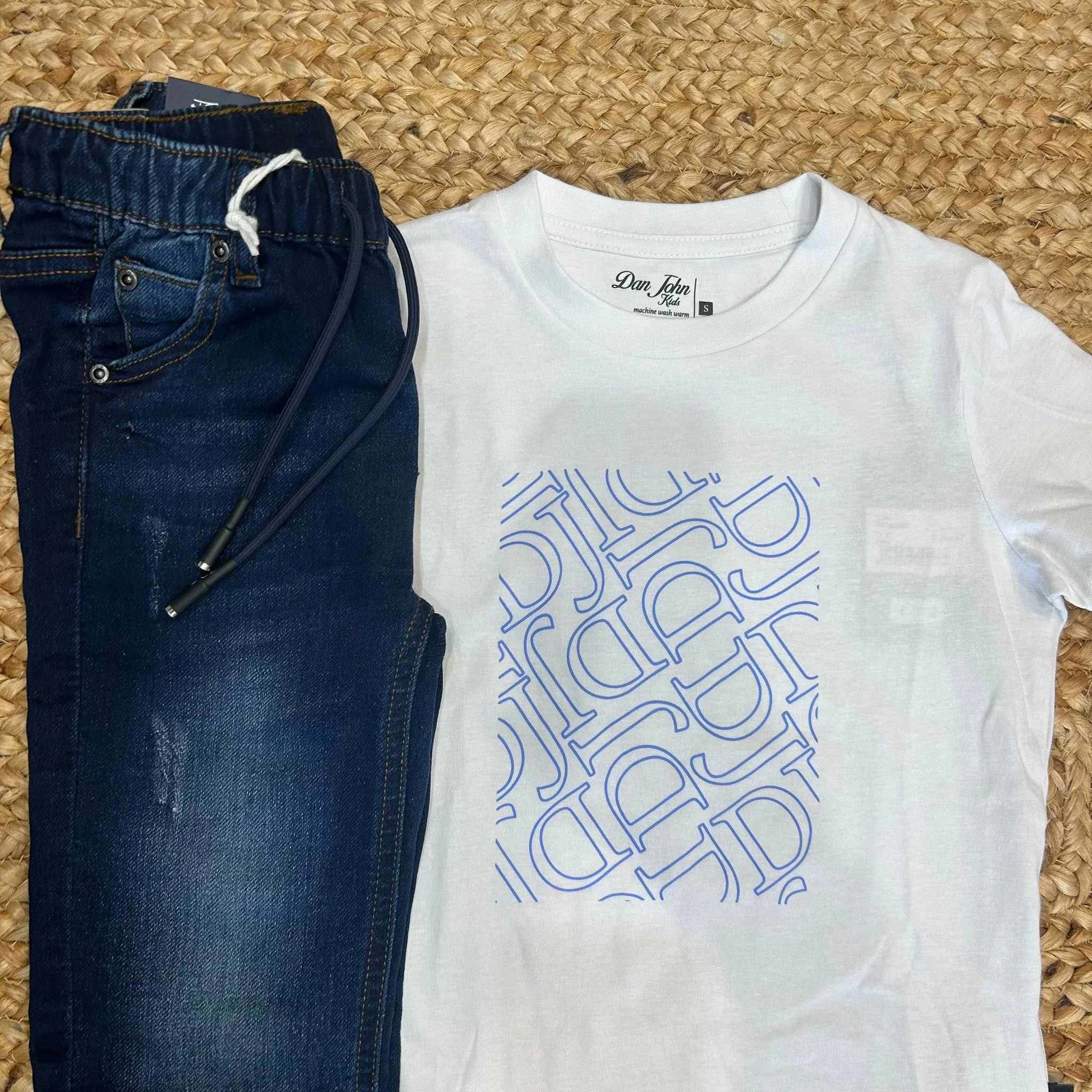 COMPLETO BAMBINO ESTIVO CON JEANS BLU E T-SHIRT GRAFICA - immagine 3