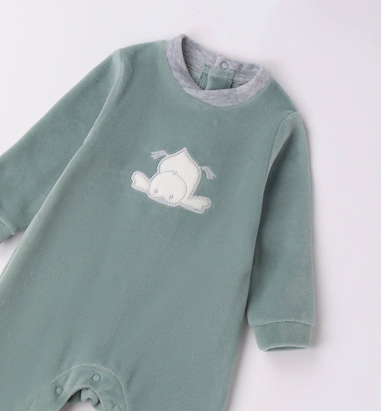 Tutina ciniglia neonato verde salvia con ricamo orsetto - immagine 3