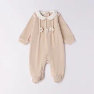 Tutina ciniglia beige con fiorellini applicati e colletto bianco