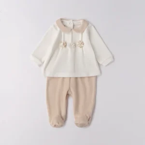 Tutina ciniglia bianco latte e beige con fiori applicati