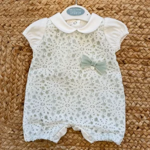 Pagliaccetto neonata in cotone con macramè e fiocco