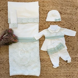 Uscita clinica cotone neonata con macramè verde salvia