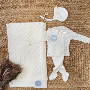 Uscita clinica neonata panna traforata con fiocco