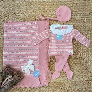 Uscita clinica neonata rosa con copertina, tutina e cappellino